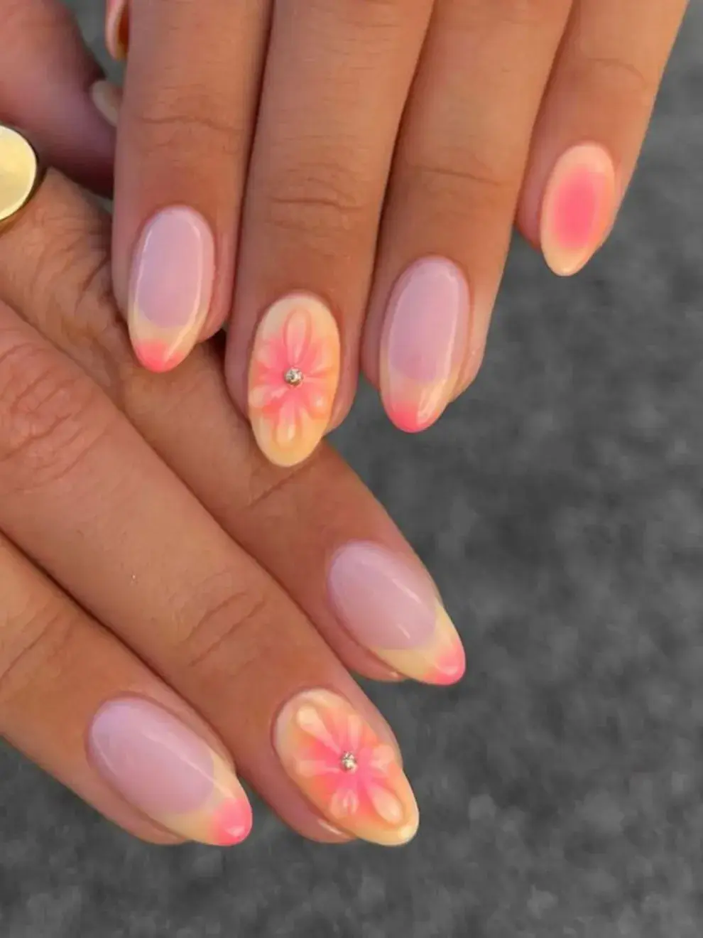Inspiradas en una paleta pastel, motivos románticos y acabados etéreos, estas manicuras apuestan por la sutileza y el detalle cuidado.