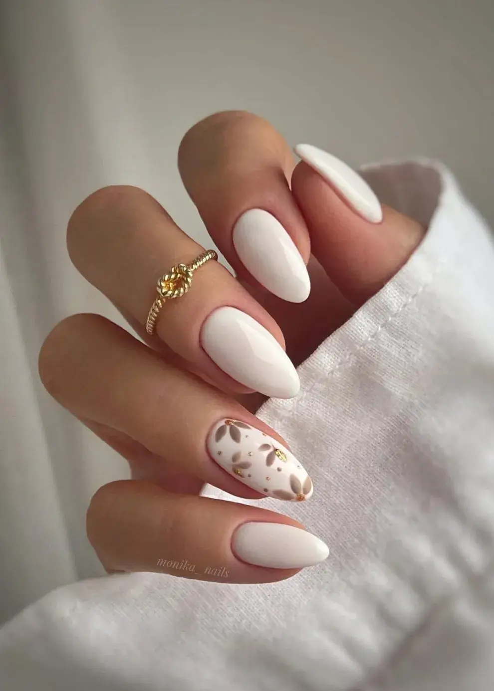Uñas blancas decoradas: la manicuría simple perfecta para el verano