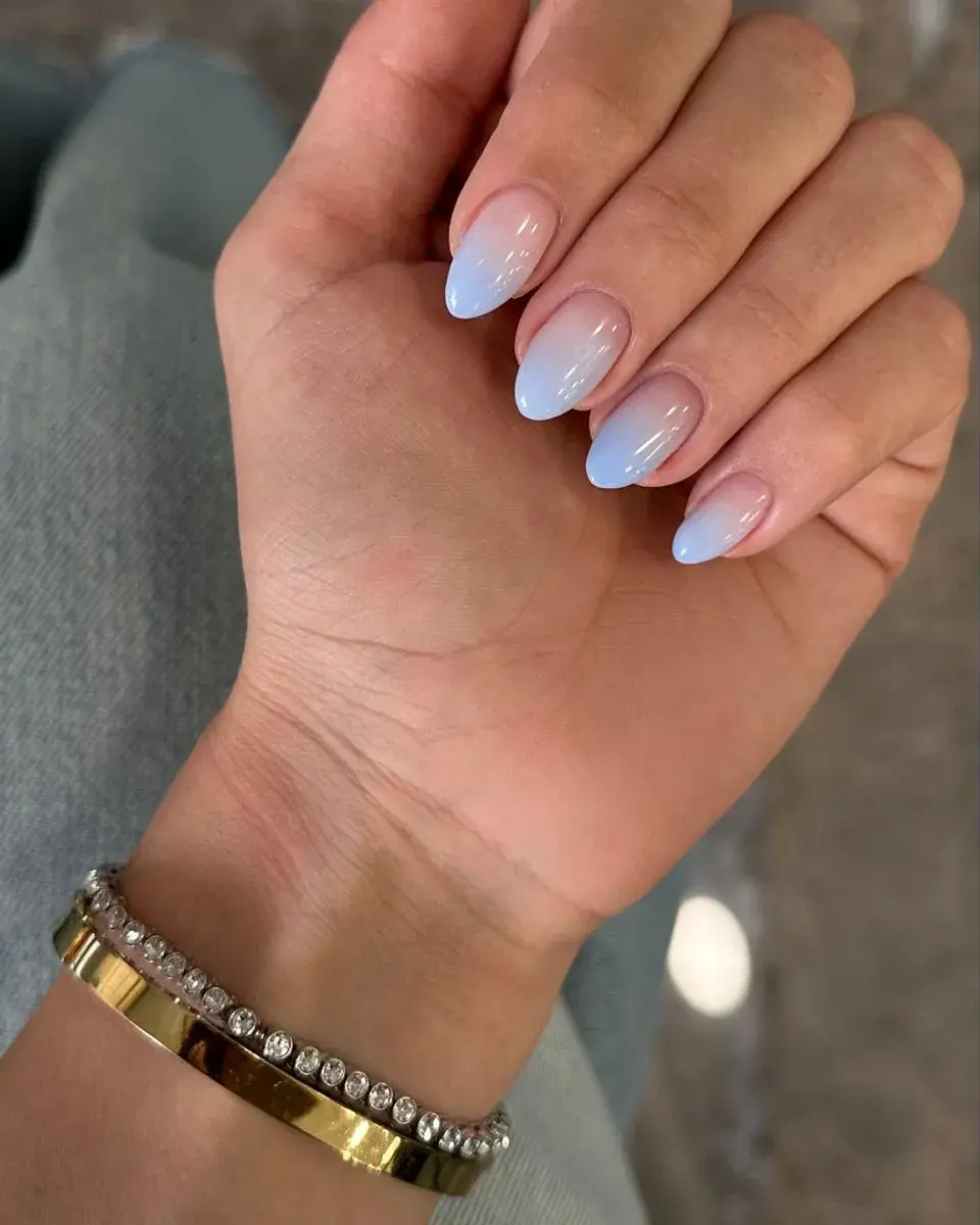 Uñas baby boomer versión verano: el clásico se anima al color