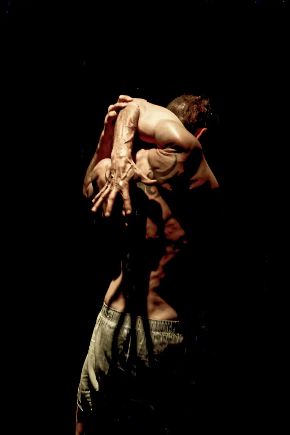 Luciano Rosso hace impactantes contorsiones y destrezas sobre el escenario.