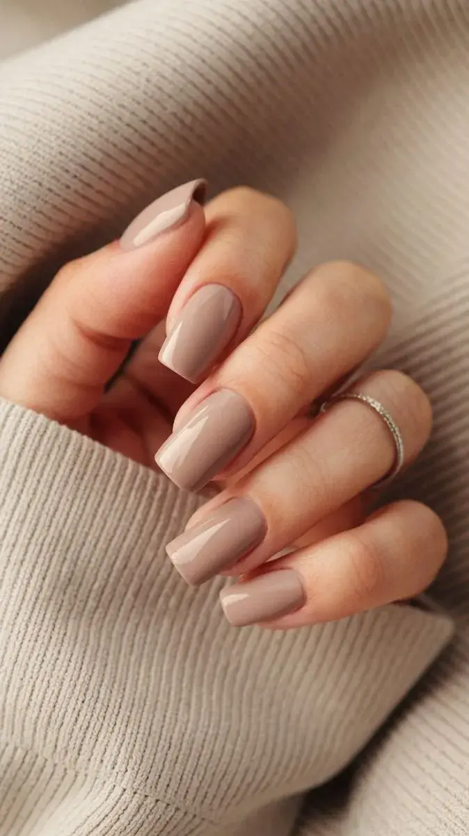 El color nude siempre presente en la manicuria 