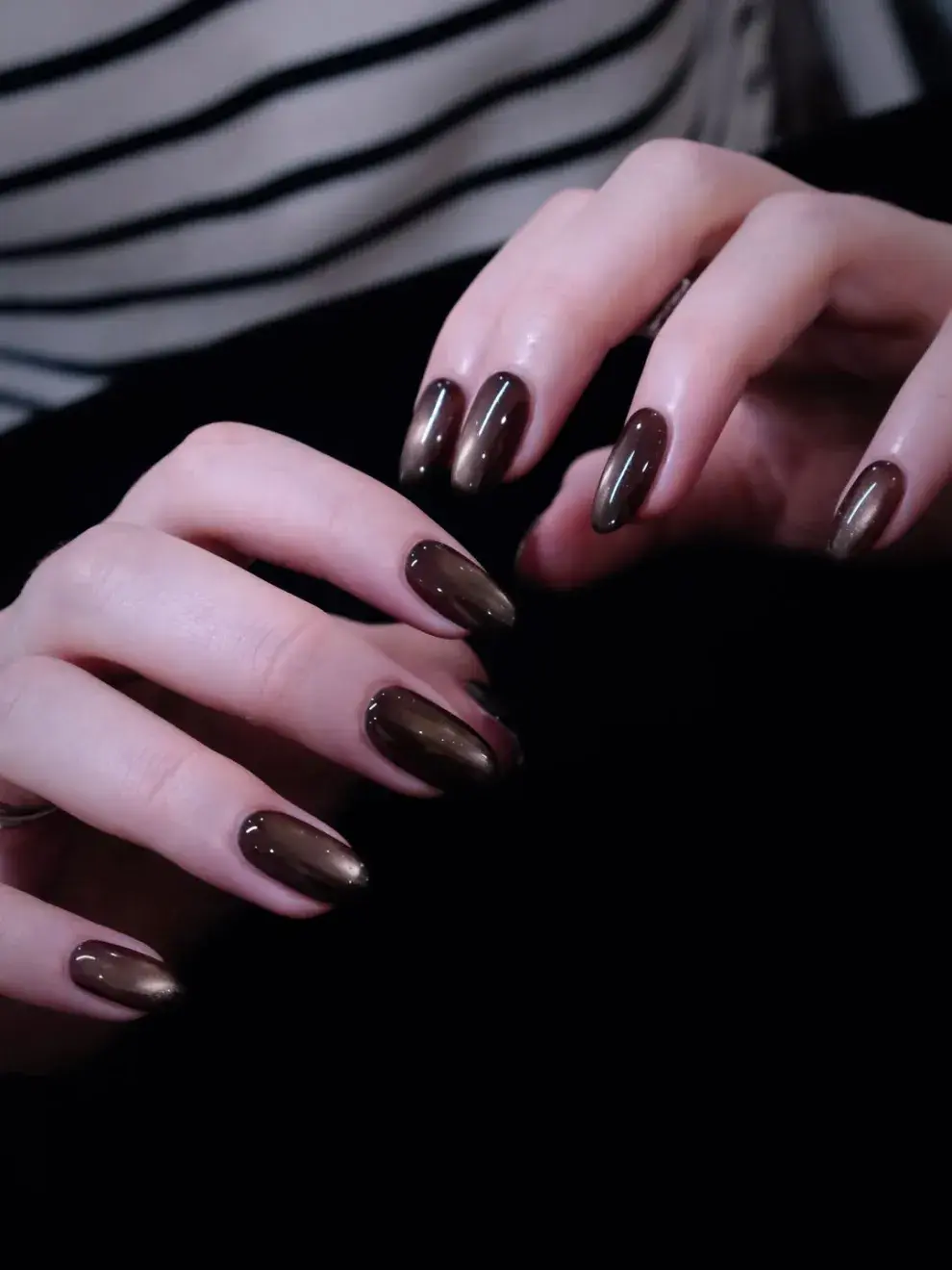 Elegante, versátil y con un aire de lujo discreto que transforma las manos en verdaderos accesorios de moda.