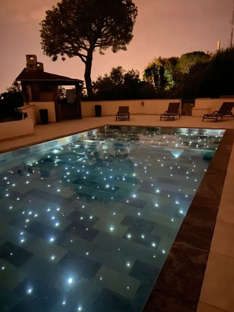 Desde luces sumergidas hasta faroles solares, elegir bien la iluminación puede marcar la diferencia entre un espacio funcional y un verdadero oasis nocturno.