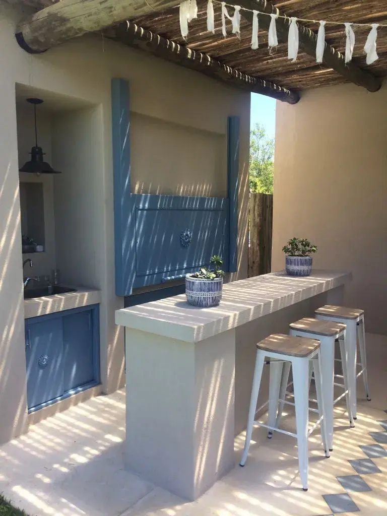 En los últimos años, y especialmente de cara a 2026, el diseño outdoor encontró soluciones inteligentes para que incluso los patios más chicos puedan sumar este clásico sin resignar comodidad, circulación ni estética