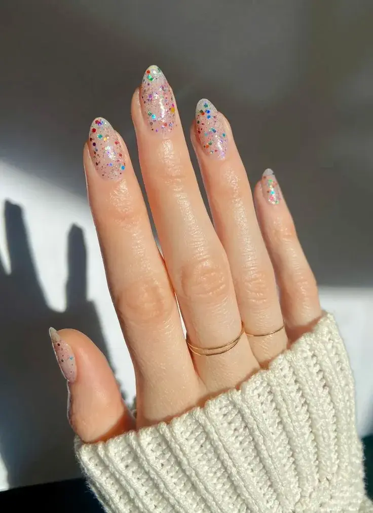 El diseño de uñas confetti es una tendencia que mezcla diversión y elegancia, adaptable a distintos estilos y ocasiones. 