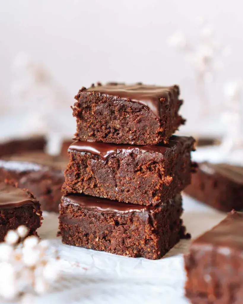 Foto de brownies fríos con nueces.