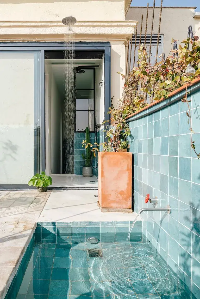 En 2026, estos pequeños espejos de agua se reinventan con propuestas cada vez más sofisticadas, pensadas para patios urbanos, terrazas y jardines chicos, sin resignar estilo ni confort.