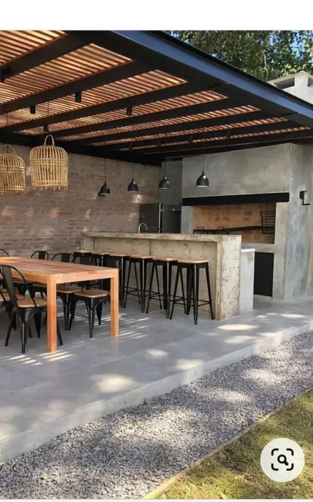 El mobiliario debe ser resistente a la intemperie y fácil de mantener.