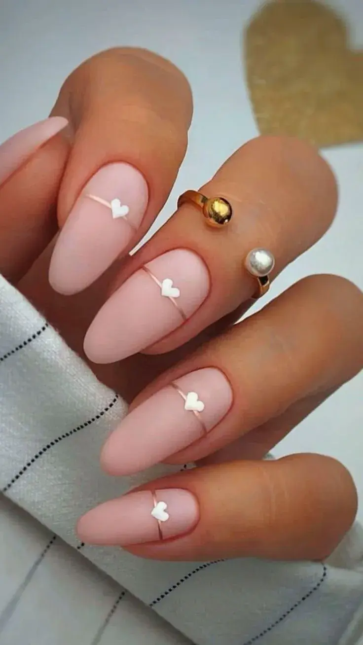 Corazones minimalistas, flores pequeñas, líneas finas y micro puntos aportan un toque decorativo sin sobrecargar.Corazones minimalistas, flores pequeñas, líneas finas y micro puntos aportan un toque decorativo sin sobrecargar.