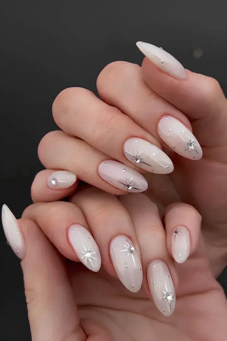 Uñas blancas decoradas: la manicuría simple perfecta para el verano