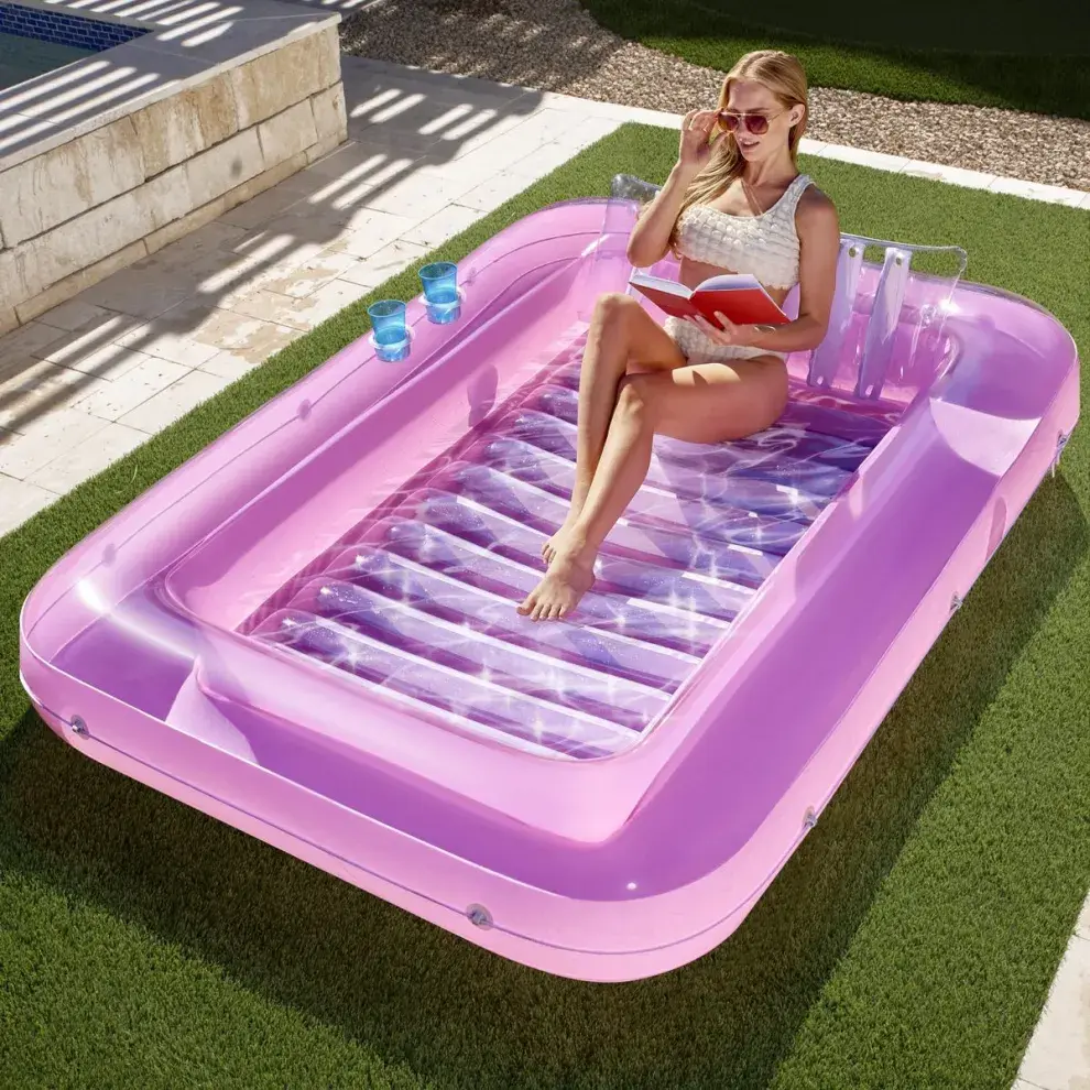 La tanning pool es un inflable que combina las funciones de una mini pileta con la comodidad de una tumbona o colchoneta grande.