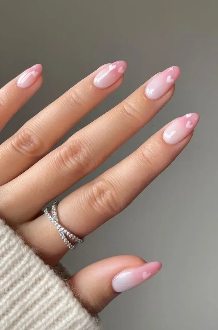 Uñas baby boomer versión verano: el clásico se anima al color