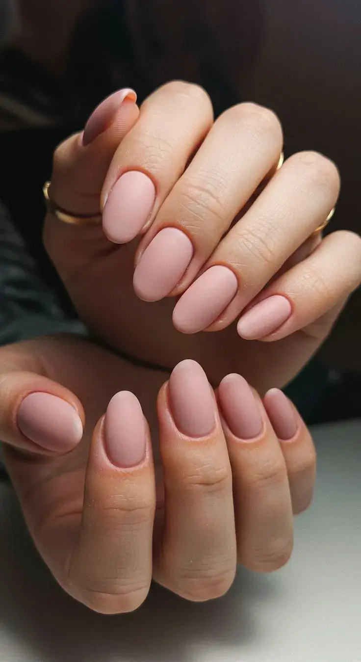  Los tonos nude con matices rosados crean un efecto óptico de dedos más largos y son perfectos para un look pulido y minimalista.