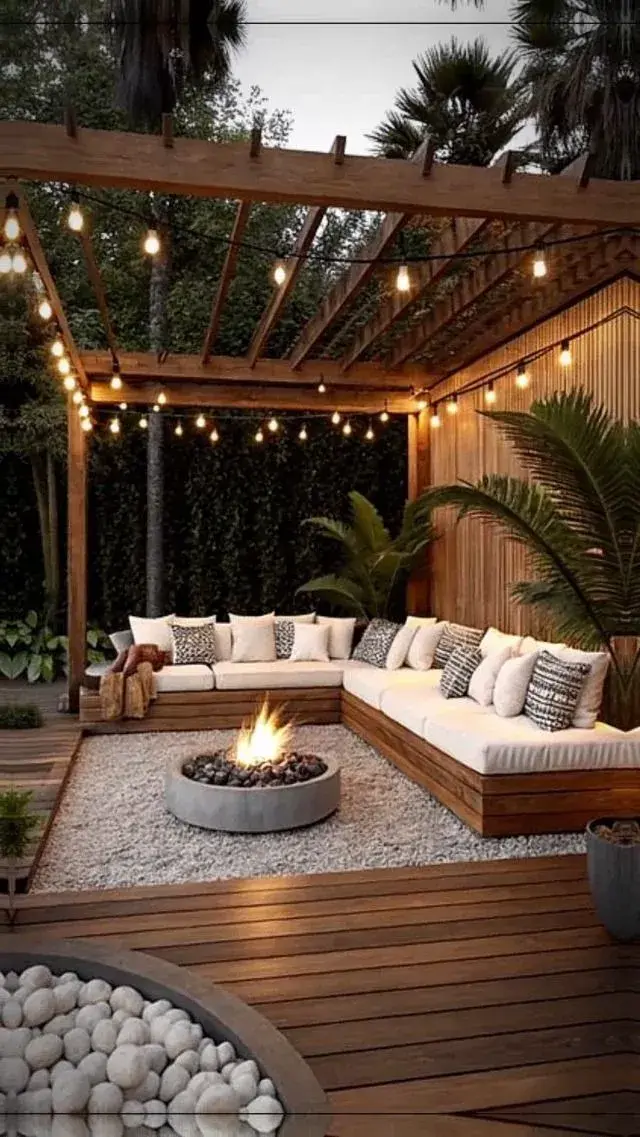 En galerías, las pérgolas de madera funcionan como una extensión natural del interior.