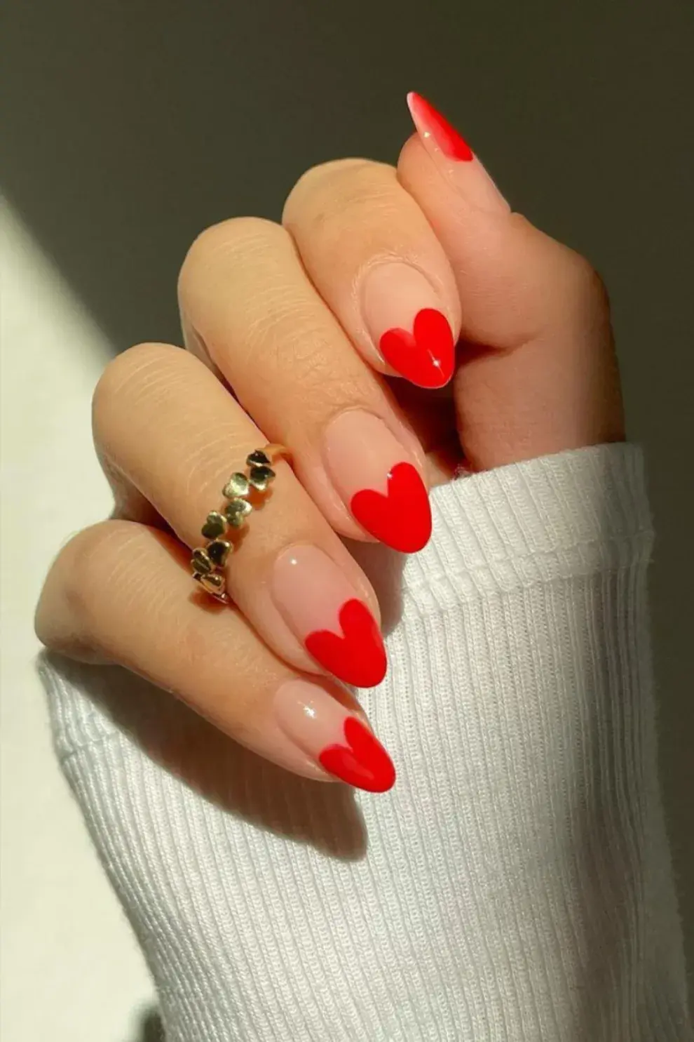 Corazones minimalistas, flores pequeñas, líneas finas y micro puntos aportan un toque decorativo sin sobrecargar.