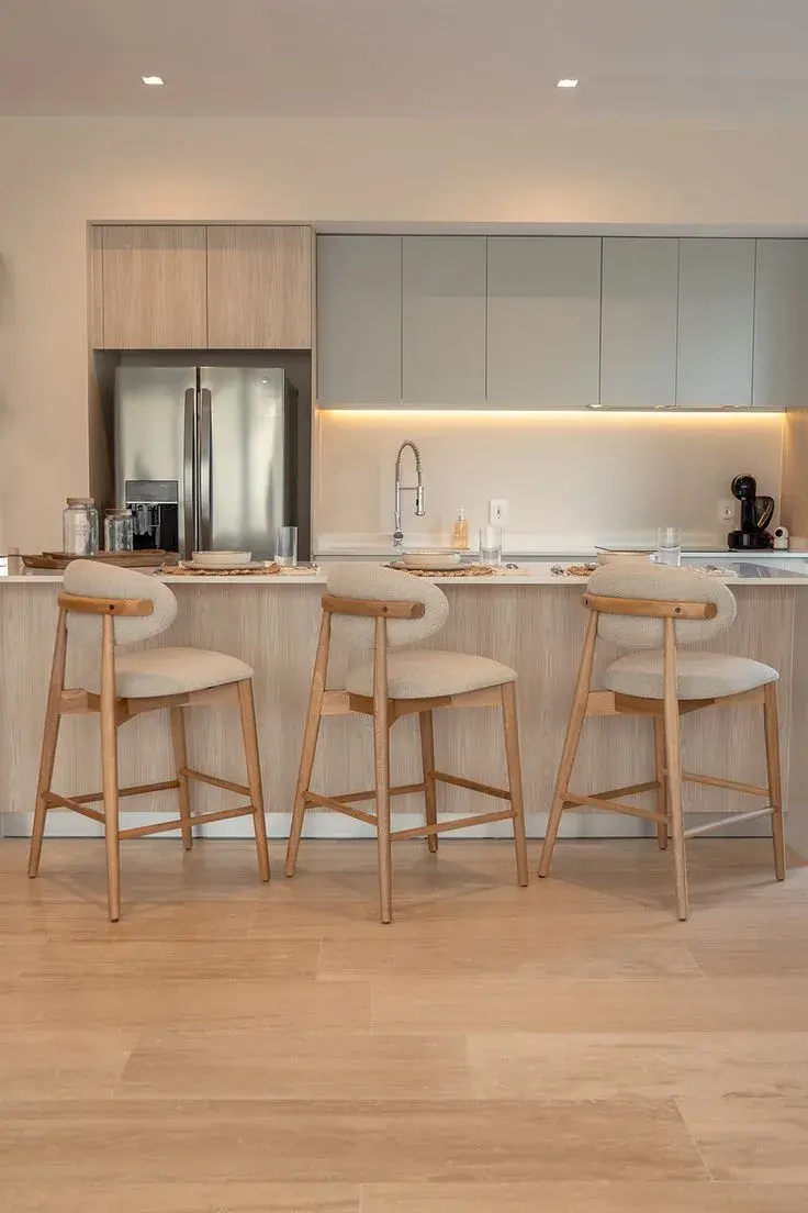 Un taburete colorido o con un diseño sculptural puede ser el punto focal que eleva tu cocina sin grandes inversiones