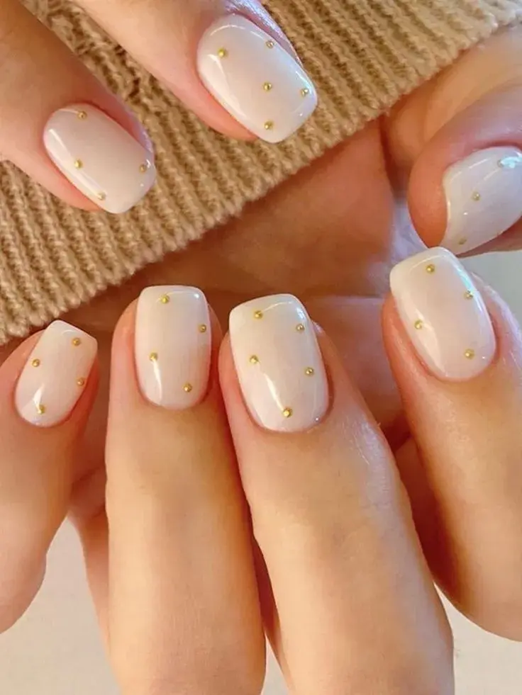 Uñas blancas decoradas: la manicuría simple perfecta para el verano