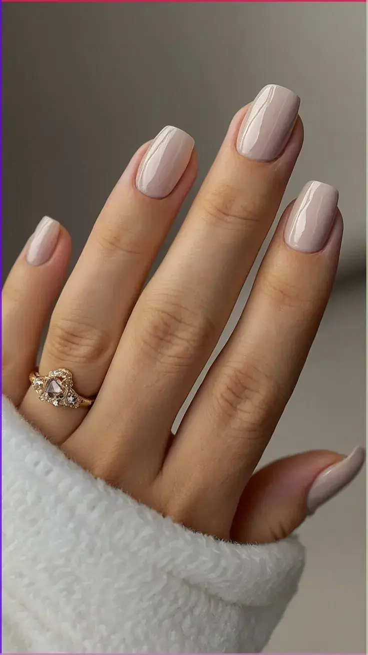 Rosas empolvados, nude lechosos, blancos translúcidos y pasteles como lavanda, durazno o celeste son los grandes protagonistas.