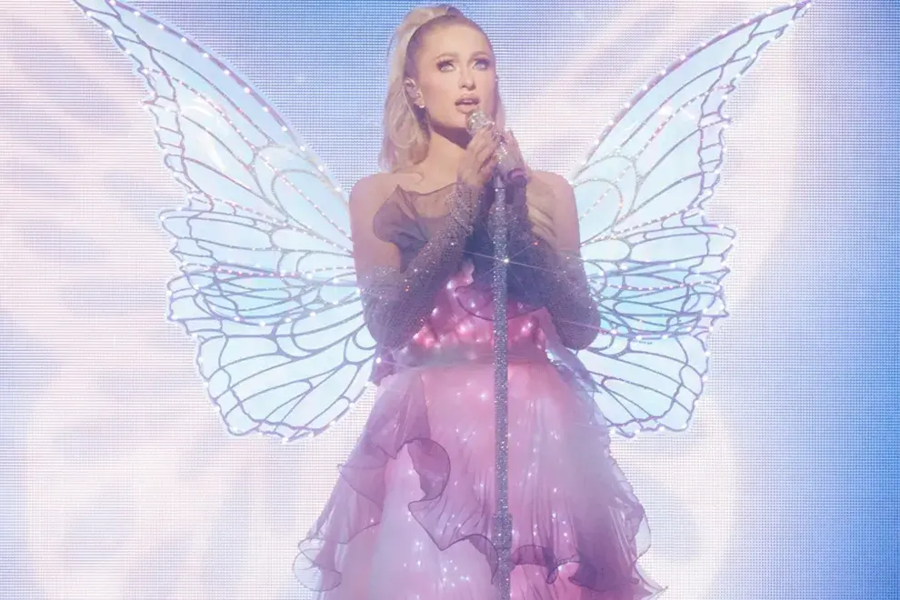 Paris Hilton durante la performance de su segundo disco, Infinite Icon.