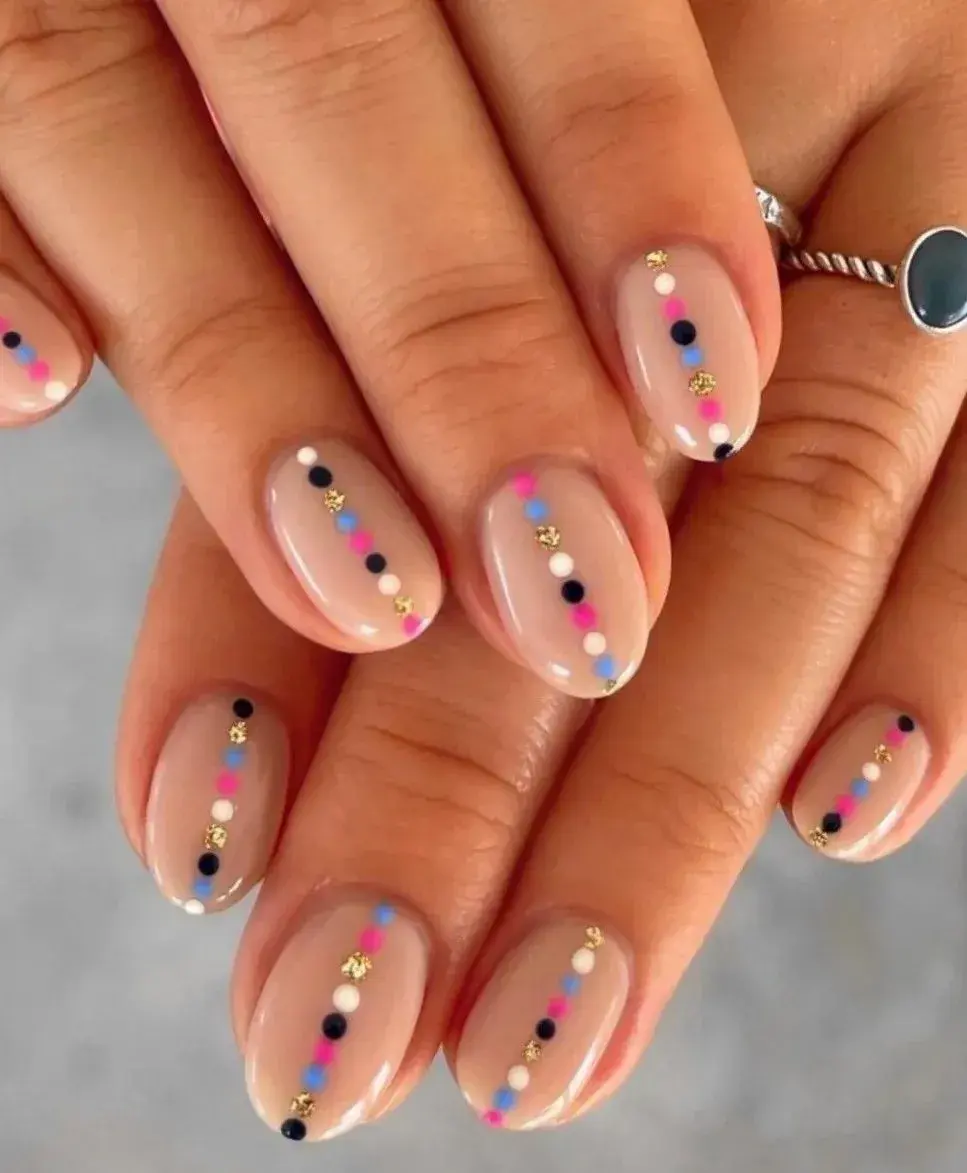 El diseño confetti consiste en decorar las uñas con pequeños toques de color —pueden ser esmaltes, glitter o stickers— que simulan el efecto de confeti. 