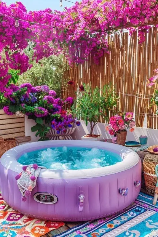 Este tipo de jacuzzi se infla y arma en cuestión de minutos, lo que permite colocarlo fácilmente en patios, terrazas 