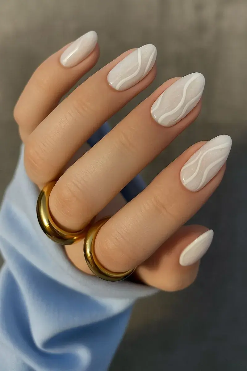 Uñas blancas decoradas: la manicuría simple perfecta para el verano