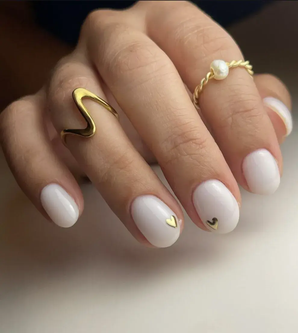 Uñas blancas decoradas: la manicuría simple perfecta para el verano