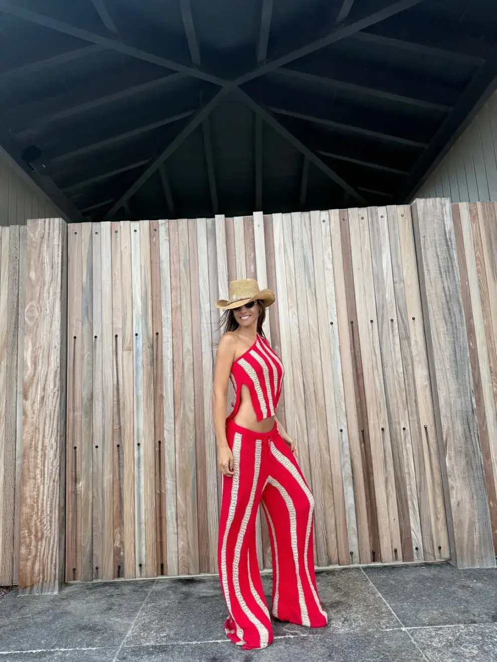  Pampita está compuesto por un top asimétrico rojo con detalles blancos