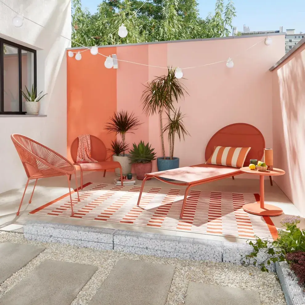 Los tonos claros y las superficies continuas ayudan a reflejar la luz y hacen que el patio se perciba más amplio y ordenado.