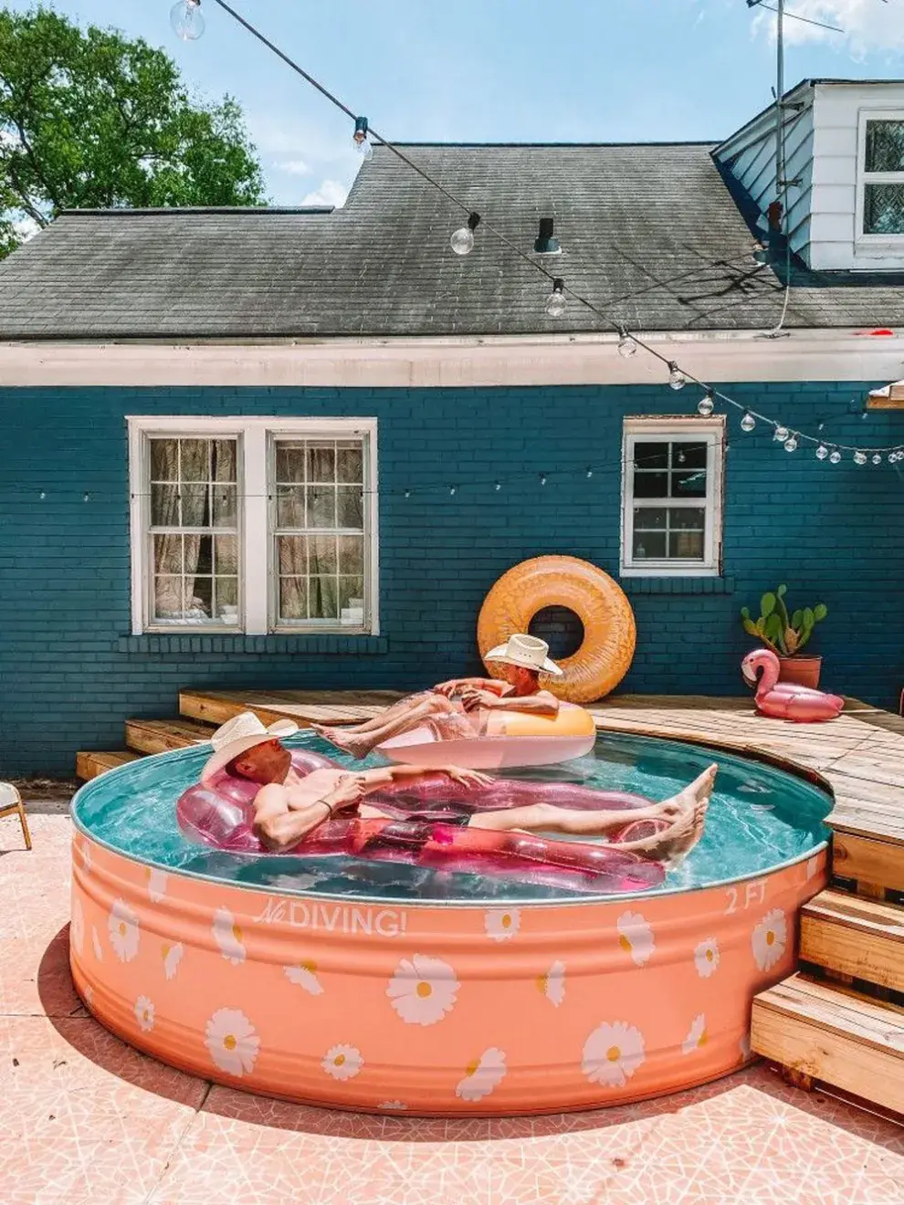 Lejos de las líneas rígidas de las piscinas tradicionales, proponen una experiencia más sensorial, relajada y visualmente integrada al paisaje.