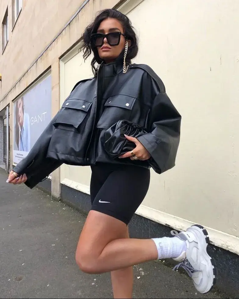 a campera de cuero es una gran aliada de las bikers. 