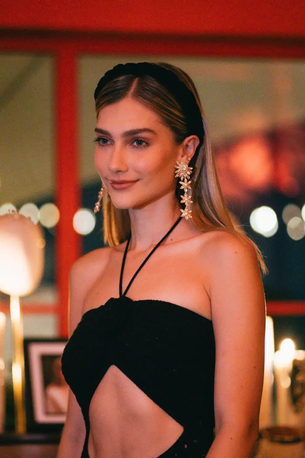 Hebillas, clips, vinchas y strass autoadhesivos elevan peinados simples y les aportan personalidad en segundos.