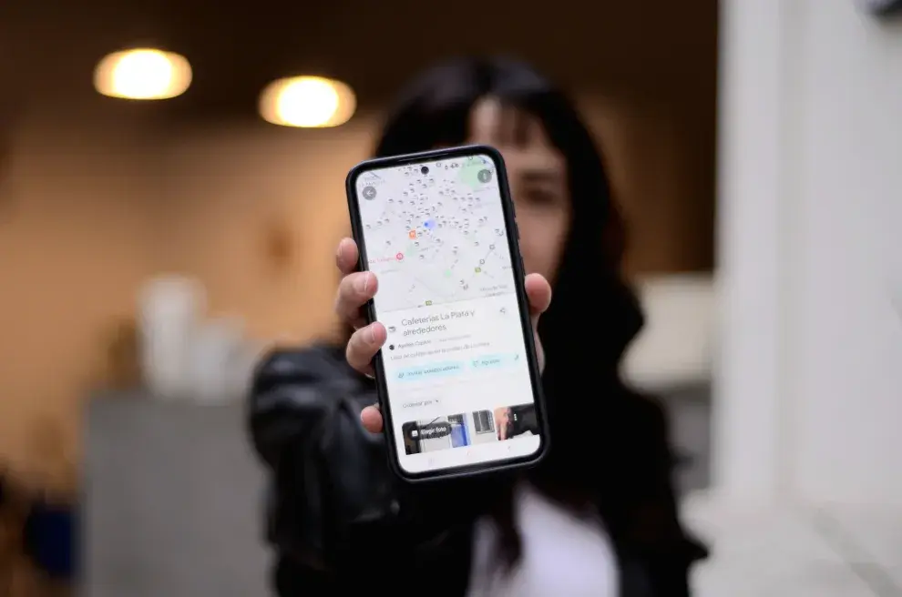 Ayelén muestra desde su celular la Ruta del café en Google maps.