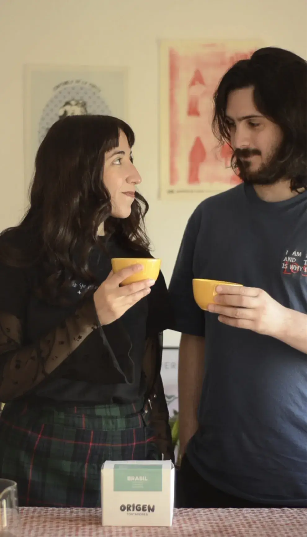 Ayelén Castro y Santiago Vallejo, creadores de este camino interactivo del café en La Plata.