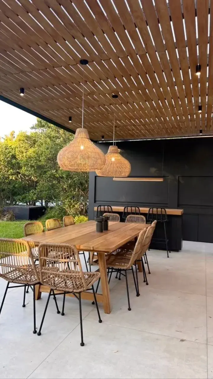 Mesas de madera maciza, aluminio o hierro, sillas con fibras sintéticas y textiles outdoor permiten crear un ambiente cómodo sin resignar estilo.