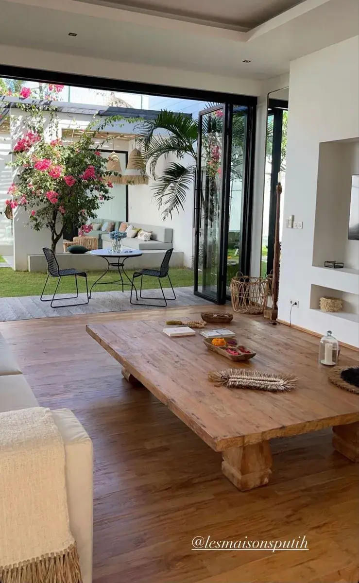 Uno de los recursos más efectivos es elegir pisos similares o complementarios para el living y el patio.