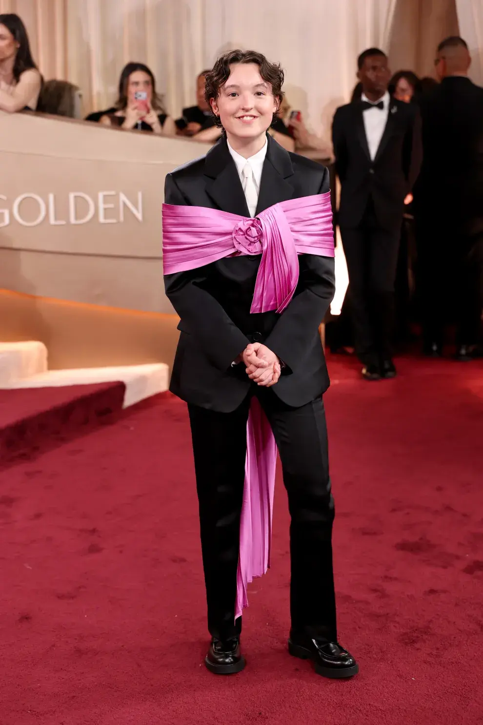 Bella Ramsey en la alfombra roja de los Golden Globes 2026.