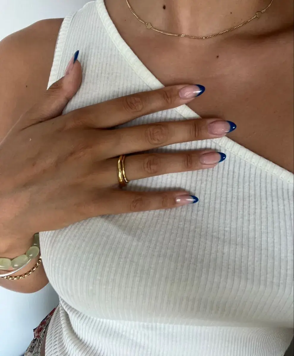 Innová la clásica francesita y combinala con un azul profundo.