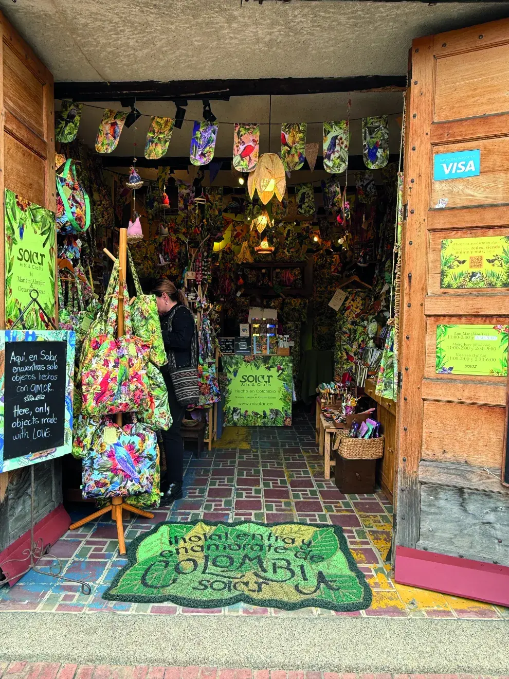 la candelaria es el barrio más antiguo de bogotá y el lugar ideal para comprar artesanías.