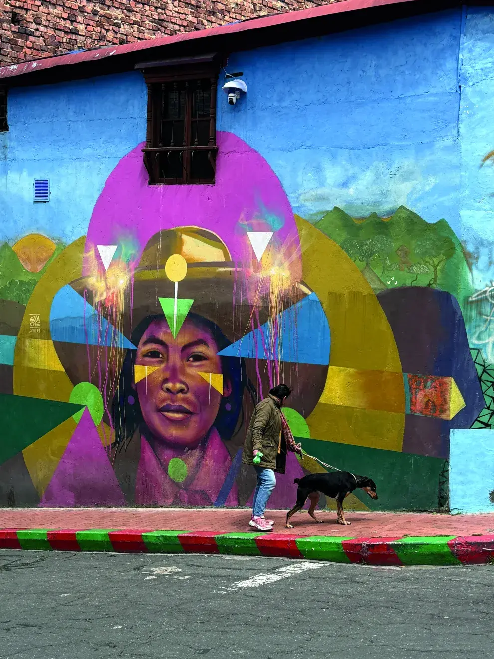 Las paredes de la ciudad están llenas de arte.