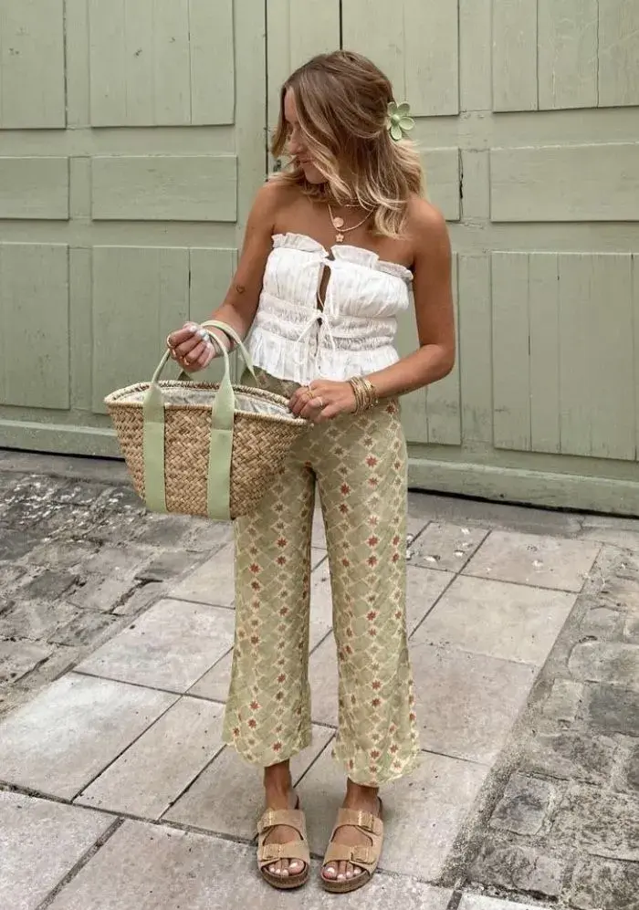 En cuanto a estampados, cuanto más orgánicos y “descontracturados”, mejor: florales grandes, paisley, geométricos, tie-dye o motivos inspirados en la naturaleza.