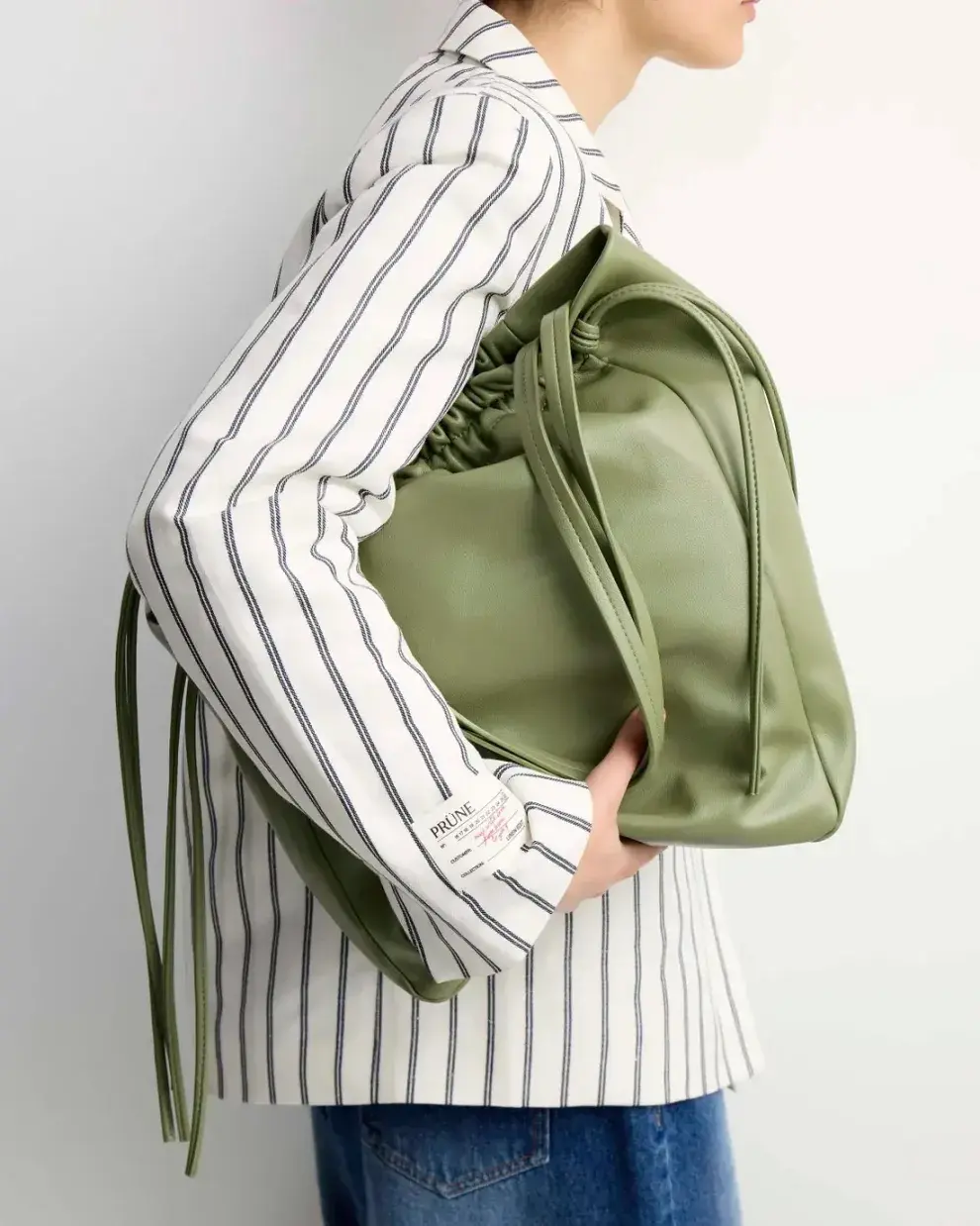 Si buscás un bolso con un color distinto para sumar a tu armario, este es el modelo perfecto (PRÜNE $ 59.900, precio con descuento)