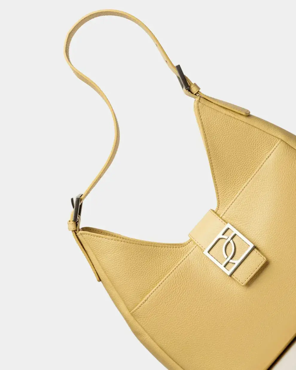 Bolso Signature en cuero graneado (PRÜNE $149.000, precio con descuento)