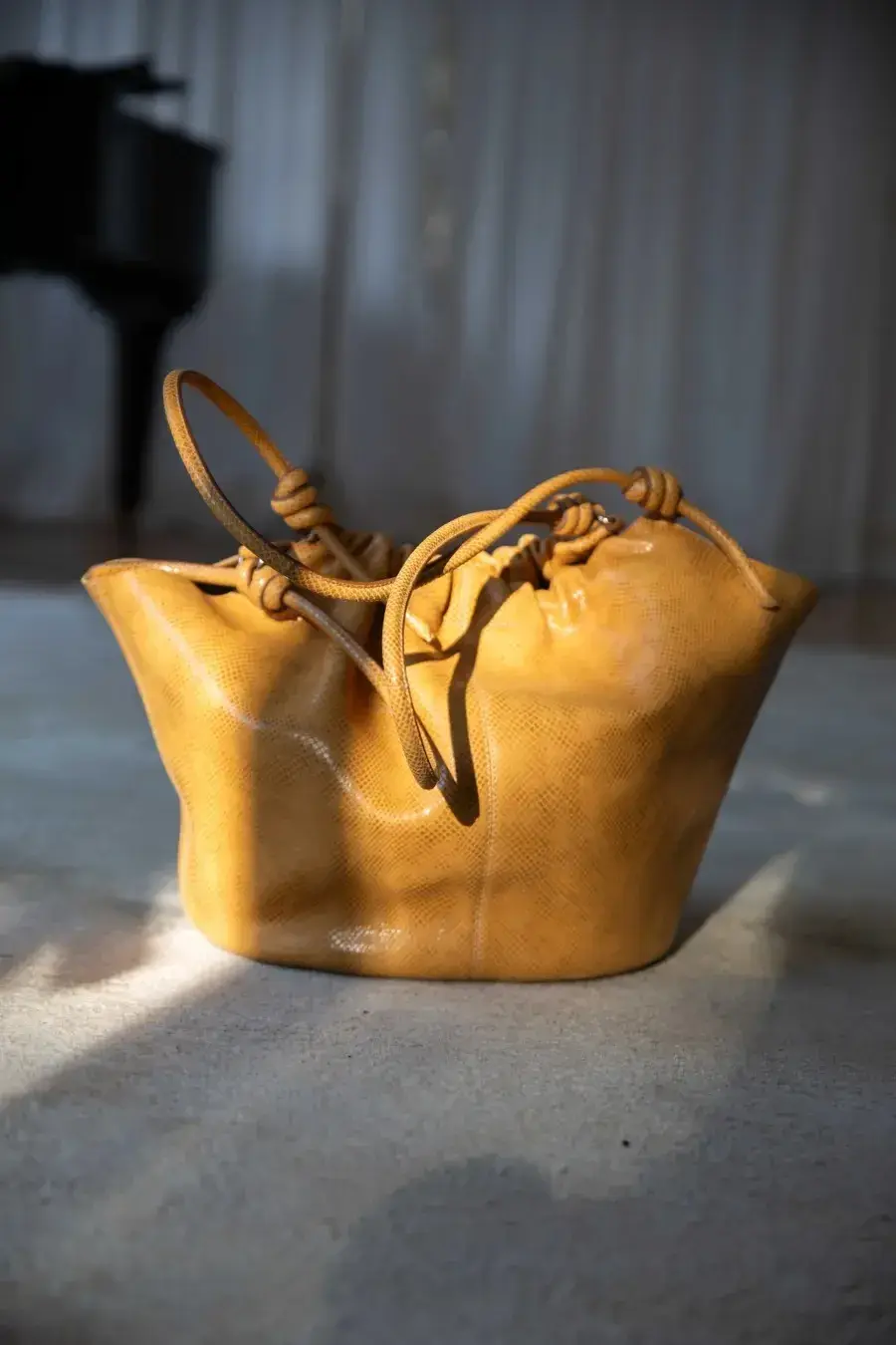 Un bolso XL mega resistente nunca está de más. (MISHKA, $ 266.000- precio con descuento)