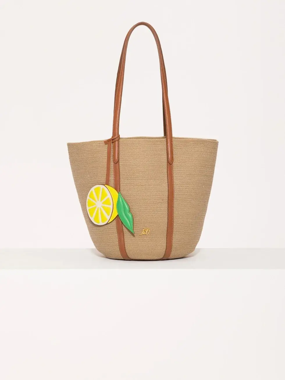 Los bolsos de rafia son uno de los ítems de la temporada (JAZMIN CHEBAR, $ 310.000)