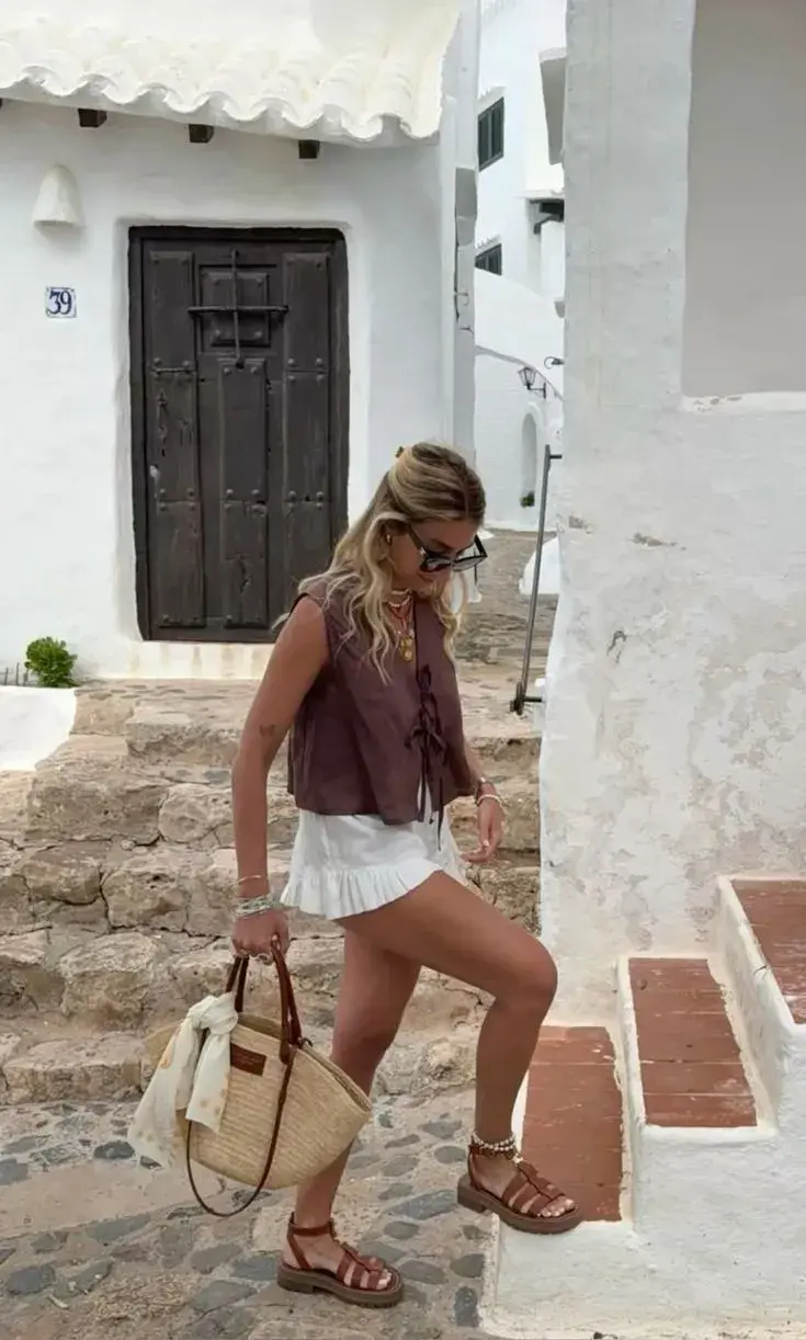 Bolsos de fibras naturales: el accesorio estrella del verano que conquista las playas