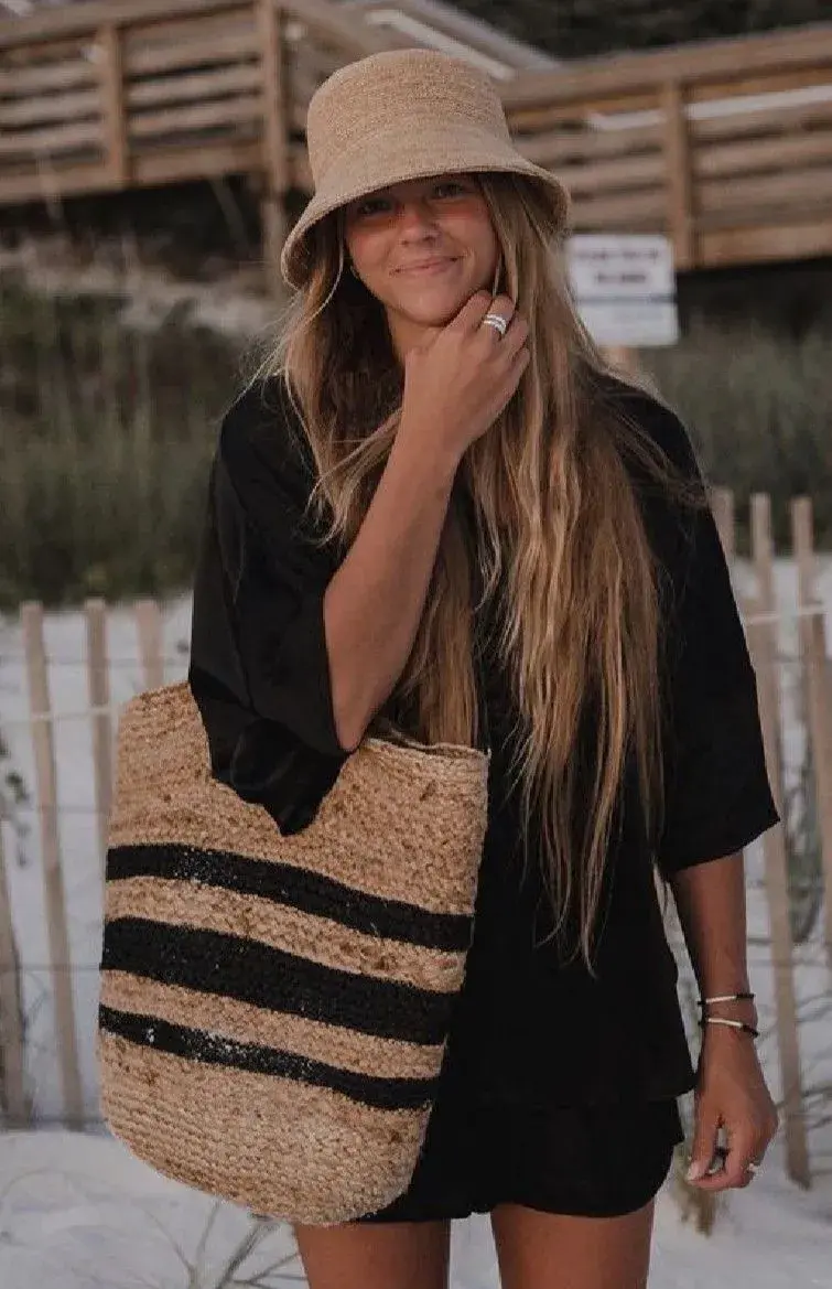 Bolsos de fibras naturales: el accesorio estrella del verano que conquista las playas