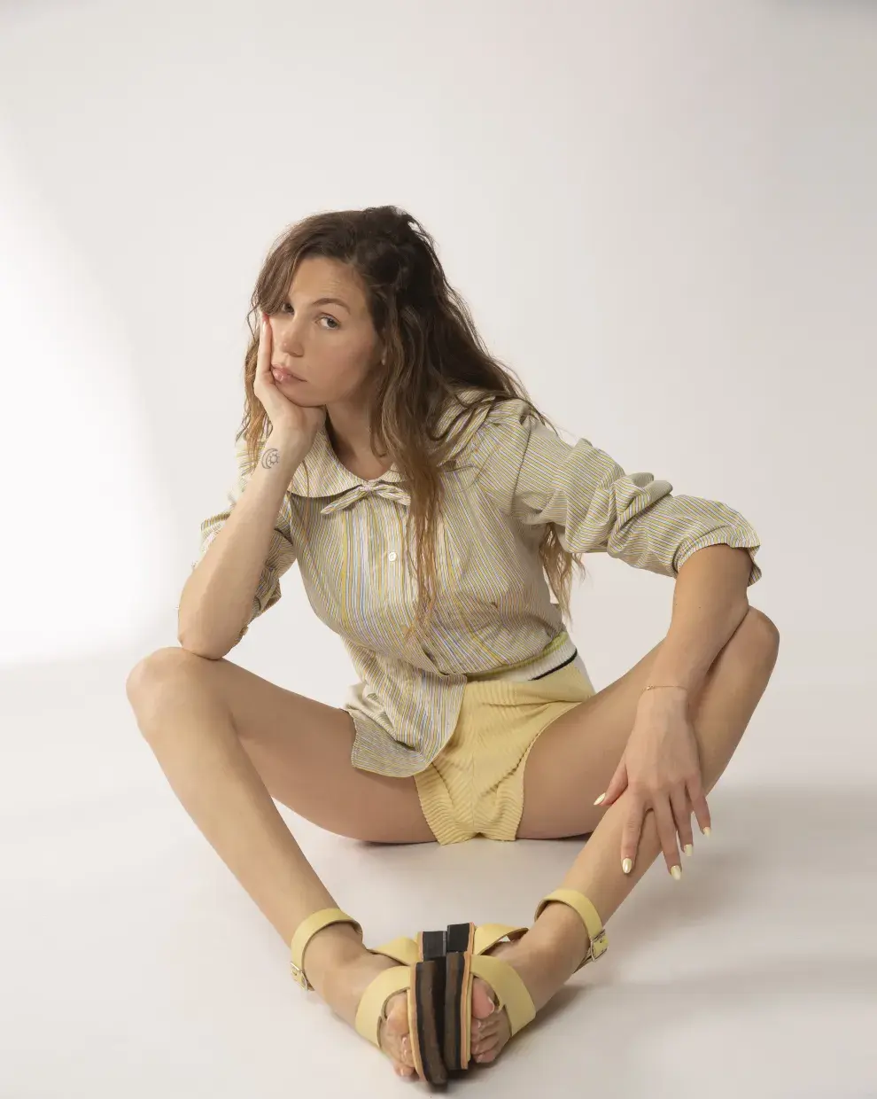 Camisa (LAS PEPAS, $120.000), short (MISHKA, $163.000), sandalias (C’EST FINI, $200.000).