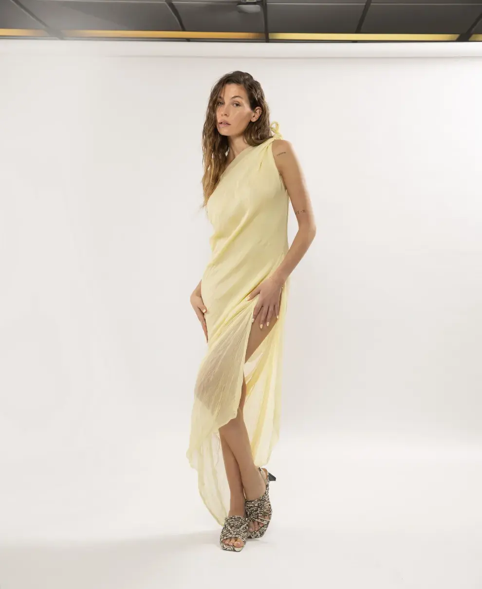 Vestido (GONE), sandalias (MISHKA, $127.000).