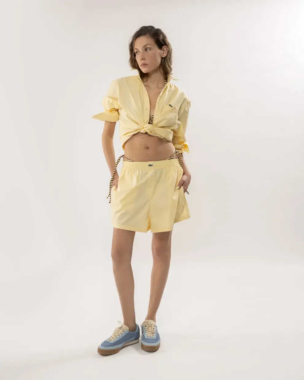 Cartera, camisa, short, zapatillas (LACOSTE), bikini (Ita, $135.000).